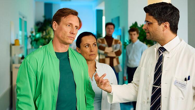 Alles wie immer in der dritten Staffel: Dr. Schmidtke (Maximillian Grill, rechts), Dr. Neiss (Patrick Kalupa) und Dr. Birol (Idil Üner) sind sich nicht einig, was die Behandlung einer Patientin betrifft.
