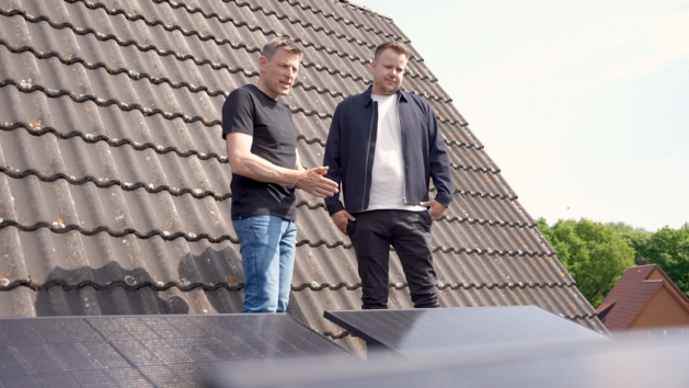 Jens und Sebastian beim Fachsimpeln auf dem Flachdach des M&uuml;nsteraners, wo sein Balkonkraftwerk zuverl&auml;ssig Eigenstrom produziert.