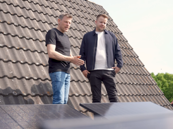 Jens und Sebastian beim Fachsimpeln auf dem Flachdach des Münsteraners, wo sein Balkonkraftwerk zuverlässig Eigenstrom produziert.