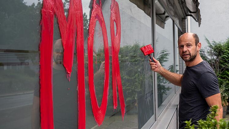 Daniel Bergmann (Moritz F&uuml;hrmann) ist sich sicher, dass seine 13-j&auml;hrige Tochter Luisa sich die Blutvergiftung, an der sie starb, in der Zahnarztpraxis des Ehepaares Sibelius geholt hat. Er droht dem An&auml;sthesisten Robert Sibelius, beschmiert sogar die Scheibe der Praxis mit der Aufschrift "M&ouml;rder".