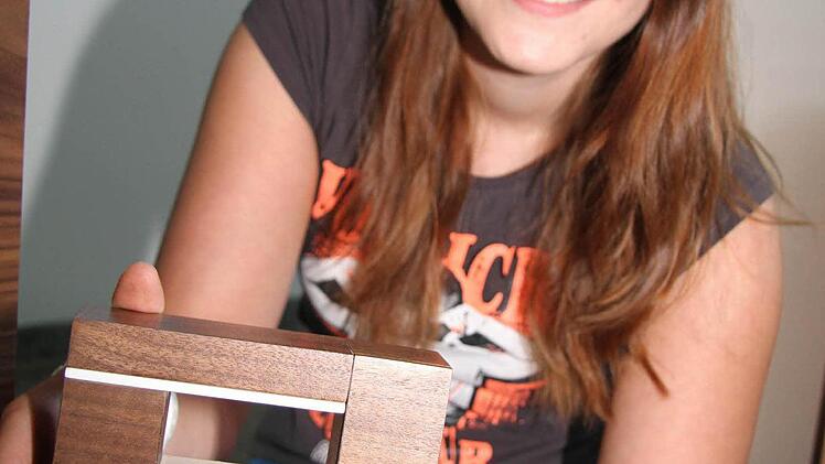 Denise Wagner mit dem Modell ihres Gesellenstücks