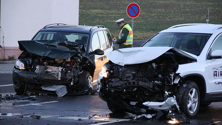 Schwerer Unfall auf der B287: Die beiden Fahrer wurden bei der Kollision verletzt und ins Krankenhaus gebracht. Fotos: Markus Reeh