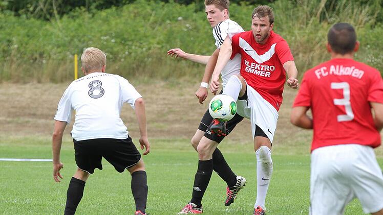 SSV Kasendorf (von links Sebastian Klaus und Simon Hösch) gegen den FC Alkofen.