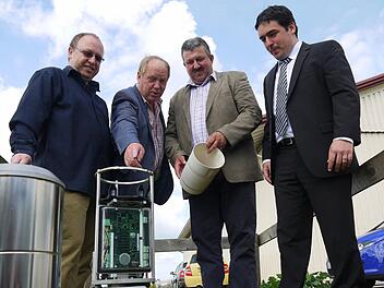 Da steckt ja jede Menge Technik drin: Frank Sievers, Werner Thomas, Gerald Oehrl und Thomas Schuhmacher diskutieren über die hochsensible Technik, die heutzutage in einer modernen Mess-Station wie der in Herreth steckt. Foto: Berthold Köhler