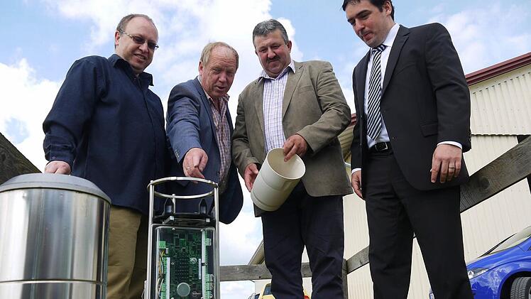 Da steckt ja jede Menge Technik drin: Frank Sievers, Werner Thomas, Gerald Oehrl und Thomas Schuhmacher diskutieren über die hochsensible Technik, die heutzutage in einer modernen Mess-Station wie der in Herreth steckt. Foto: Berthold Köhler
