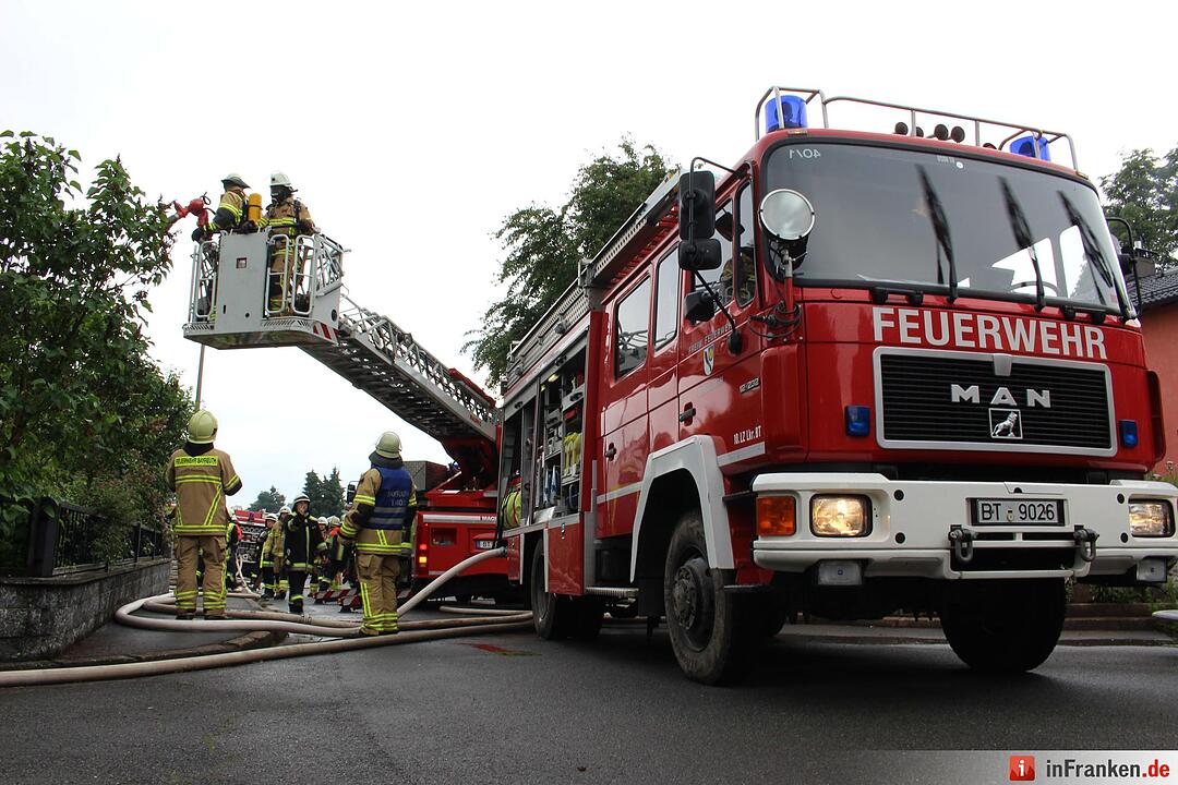 Blitz schlägt in Dachstuhl von Einfamilienhaus ein