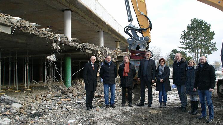 Zum Baustellen-Gespräch trafen sich am Schulzentrum (von links): Landrat Wilhelm Schneider, Thomas Will vom Kreishochbau, Bauleiter Hubertus Gieb, Realschul-Direktor Dr. Hartmut Hopperdietzel, seine zweite Stellvertreterin Christine Rottmann, Zweckverbandsvorsitzender Horst Hofmann, Architektin Eva Mangold vom Kreishochbau und Frank Ziegler von der Schulleitung. Foto: Sabnine Weinbeer