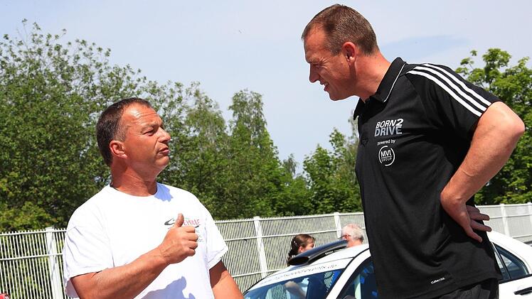 Benzingespräch: Rudi Reindl und Rainer Noller fachsimpeln.