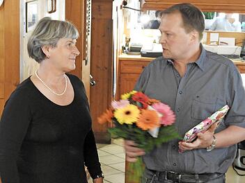 Der wiedergewählte Vorsitzende Mehlhorn dankte Reta Güntner für ihr Engagement im Heimatverein. Foto: privat