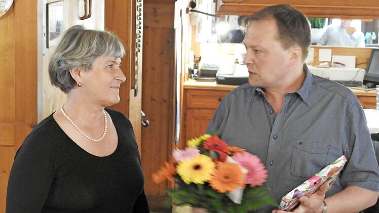 Der wiedergewählte Vorsitzende Mehlhorn dankte Reta Güntner für ihr Engagement im Heimatverein. Foto: privat