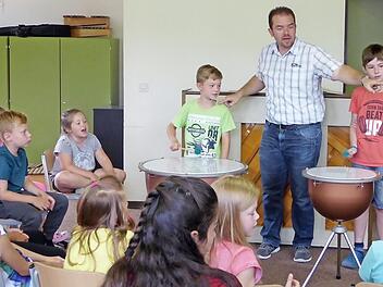 Freiwillige an die Pauken - Andreas Thiel erklärt den Kindern, um was es beim Singen eigentlich geht.  Foto: Schule Steinwiesen