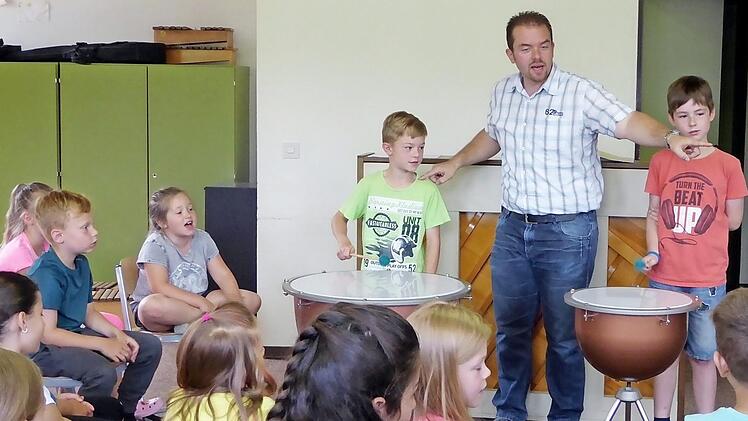Freiwillige an die Pauken - Andreas Thiel erklärt den Kindern, um was es beim Singen eigentlich geht.  Foto: Schule Steinwiesen
