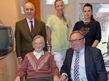 Martha Ruckdechsel im Kreis der Gratulanten. Foto: Klaus-Peter Wulf