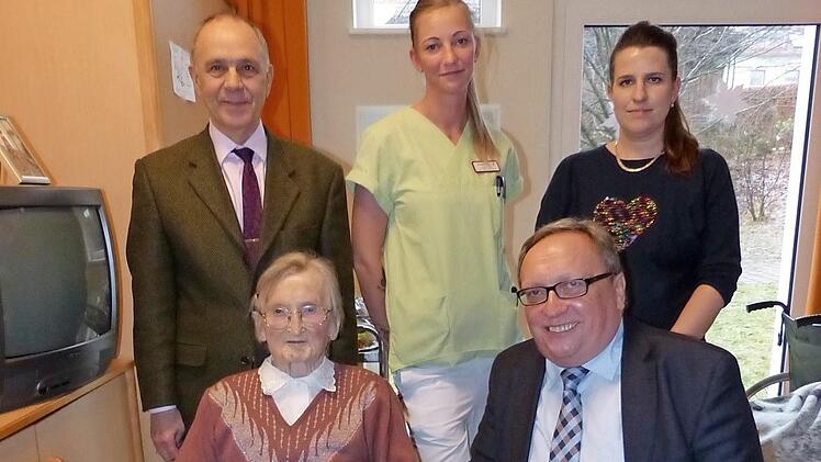 Martha Ruckdechsel im Kreis der Gratulanten. Foto: Klaus-Peter Wulf