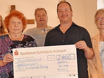 Bei der Spendenübergabe waren dabei (von links): Pfarrer Hans- Michael Dinkel, Claudia Rauch, Elfriede Stey, Andreas Ludwig, Alexander Ludwig, Elvira Ludwig (Kirchenpflegerin), Diakon Wolfgang Fehn.  Foto: Karl-Heinz Hofmann