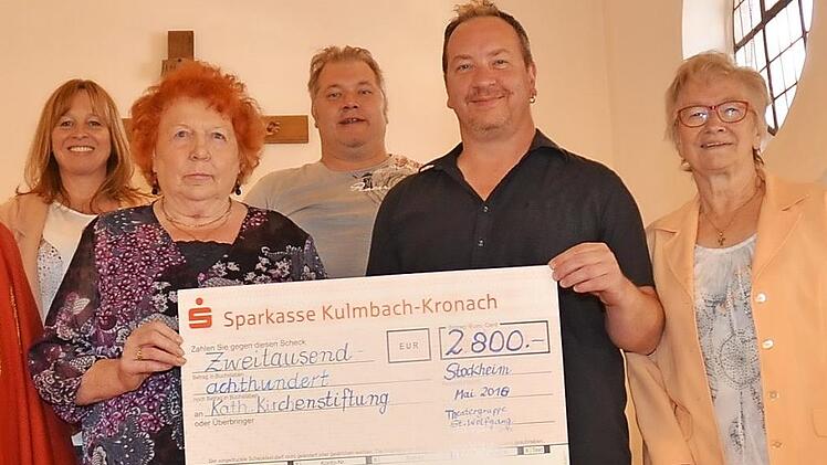 Bei der Spendenübergabe waren dabei (von links): Pfarrer Hans- Michael Dinkel, Claudia Rauch, Elfriede Stey, Andreas Ludwig, Alexander Ludwig, Elvira Ludwig (Kirchenpflegerin), Diakon Wolfgang Fehn.  Foto: Karl-Heinz Hofmann