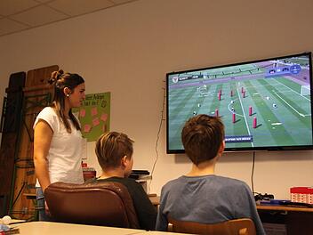 Seit gut einem Jahr ist Ulrike Abersfelder (links) Gemeindejugendpflegerin in Bad Brückenau und Wildflecken. Hier beaufsichtigt sie gerade das Computerspielen im Jugendraum der Stadt. Foto: Ulrike Müller