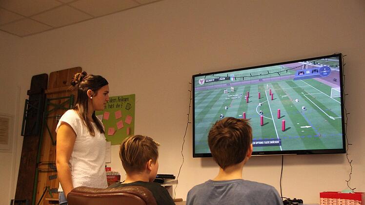 Seit gut einem Jahr ist Ulrike Abersfelder (links) Gemeindejugendpflegerin in Bad Brückenau und Wildflecken. Hier beaufsichtigt sie gerade das Computerspielen im Jugendraum der Stadt. Foto: Ulrike Müller