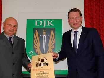 DJK-Vorsitzender Stefan Zülch (links) nahm die BLSV-Ehrenurkunde aus den Händen vom Kreisvorsitzenden Martin Wende entgegen.
