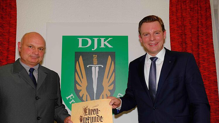 DJK-Vorsitzender Stefan Zülch (links) nahm die BLSV-Ehrenurkunde aus den Händen vom Kreisvorsitzenden Martin Wende entgegen.
