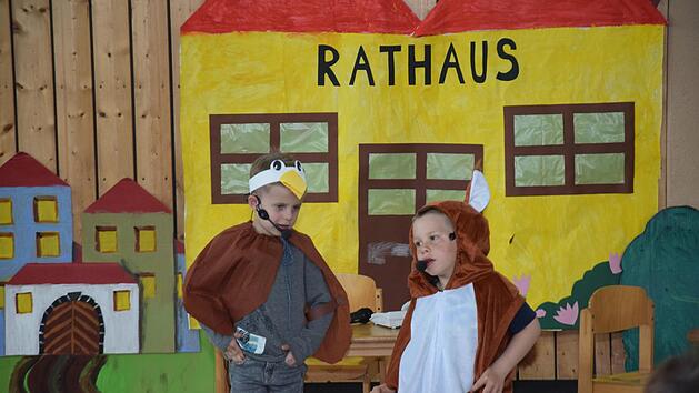 Im Theaterst&uuml;ck "Hilferuf aus dem Wald" wehren sich die Tiere des Waldes gegen die Abholzung der B&auml;ume. Specht und Eichh&ouml;rnchen beraten dar&uuml;ber, wie der Wald gerettet werden kann.  Foto: Horst Conze