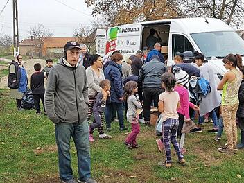 Die Hilfsg&uuml;ter werden in den D&ouml;rfchen verteilt.  Fotos: privat