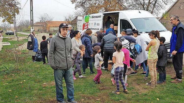 Die Hilfsg&uuml;ter werden in den D&ouml;rfchen verteilt.  Fotos: privat