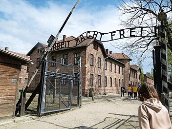 Das Eingangstor in das Vernichtungslager Auschwitz-Birkenau bildet die zweite Station in der Kreuzwegmeditation.  Fotos: Marion Krüger-Hundrup