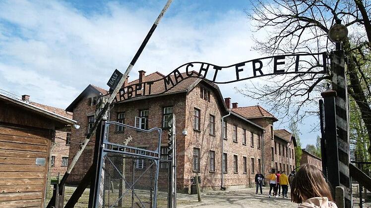 Das Eingangstor in das Vernichtungslager Auschwitz-Birkenau bildet die zweite Station in der Kreuzwegmeditation.  Fotos: Marion Krüger-Hundrup