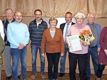 Die Geehrten des Gartenbauvereins Stadtsteinach mit den Offiziellen; im Bild (von links) Rudolf Grass, Zweiter Bürgermeister Jonas Gleich, Josef Dremer, Zweiter Vorsitzender Jürgen Schultheiß, Frank Kuhn, Hermine Geier, Kreisvorsitzender Günther Reif, Gretel Kotschenreuther, Klaus Göldel, Christina Grimmler und Bernd Heinz