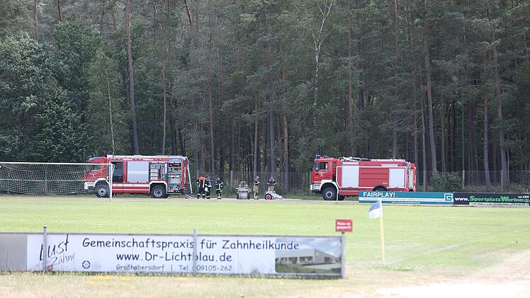 Hohe Waldbrandgefahr wegen Trockenheit: Polizeihubschrauber bei Waldbrand im Einsatz