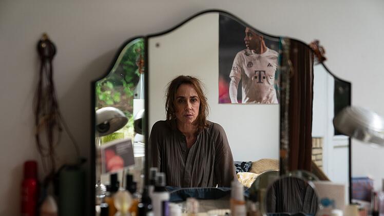 Marie Holst (Sofie Gr&aring;b&oslash;l) ist seit dem Mord an ihrer Tochter verzweifelt. Auch Emma war, wie die nun get&ouml;tete Zara, zuvor gestalkt und mit Nachrichten terrorisiert worden.