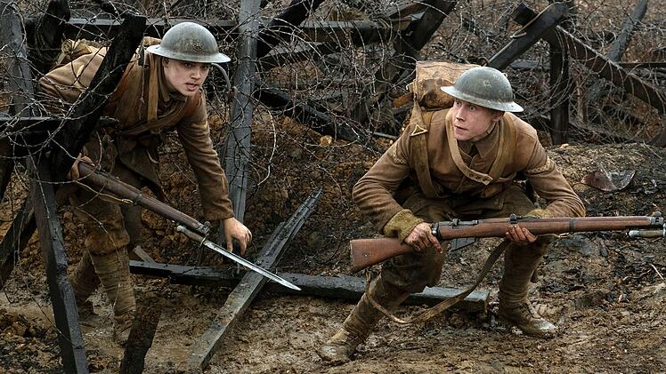 Die britischen Soldaten Blake (Dean-Charles Chapman, links) und Schofield (George MacKay) sollen ein entfernt stationiertes Bataillon vor einer Falle der Deutschen warnen.