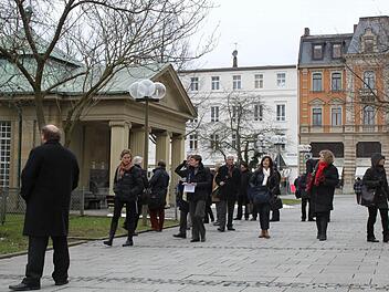 Experten unterwegs: Nach dem Empfang im Rathaus unternahmen die Teilnehmer der Expert Group einen Rundgang durch die Stadt, wobei ihr besonderes Augenmerk den historischen Kuranlagen galt. Foto: Thomas Ahnert