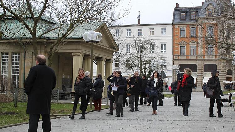 Experten unterwegs: Nach dem Empfang im Rathaus unternahmen die Teilnehmer der Expert Group einen Rundgang durch die Stadt, wobei ihr besonderes Augenmerk den historischen Kuranlagen galt. Foto: Thomas Ahnert