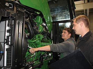 Sie sind ein Team bei der Firma Kotschenreuther: Werkstattleiter Dominik Engelhardt (rechts) und Azubi Sebastian Kraus . Fotos: Veronika Schadeck