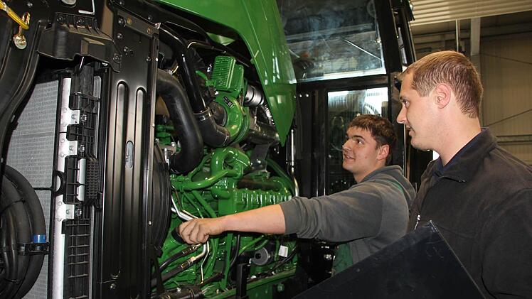 Sie sind ein Team bei der Firma Kotschenreuther: Werkstattleiter Dominik Engelhardt (rechts) und Azubi Sebastian Kraus . Fotos: Veronika Schadeck