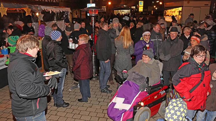 Gut besucht war der Adventsmarkt vor allem in den Abendstunden.