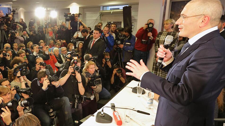 Der russische Kreml-Kritiker Michail Chodorkowski (rechts) gibt am 22. Dezember 2013 im "Mauermuseum am Checkpoint Charlie" in Berlin eine Pressekonferenz. Foto: Michael Kappeler/dpa Der russische Kreml-Kritiker Michail Chodorkowski (rechts) gibt am 22. Dezember 2013 im "Mauermuseum am Checkpoint Charlie" in Berlin eine Pressekonferenz. Foto: Michael Kappeler/dpa