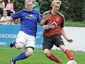 Der Kasendorfer Daniel Weiner (links) attackiert den Saaser Florian Maßberger. Am Ende feierte der SSV einen 2:1-Sieg. Foto: Peter Mularczyk