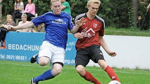 Der Kasendorfer Daniel Weiner (links) attackiert den Saaser Florian Maßberger. Am Ende feierte der SSV einen 2:1-Sieg. Foto: Peter Mularczyk