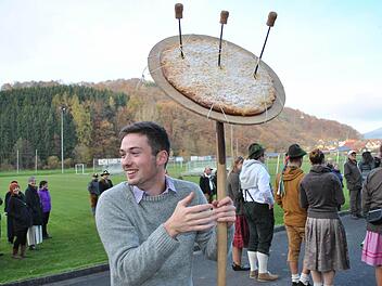 Mit vollem Körpereinsatz verteidigte Kirmesplootz-Träger Finnian Carton das heiß umkämpfte Riedenberger Kirmesgebäck. Foto: Evelyn Schneider