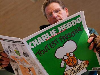 In Deutschland erscheint am Samstag die erste Ausgabe des französischen Satireblatts "Charlie Hebdo" nach dem Attentat. In Kulmbach soll man das begehrte Objekt in drei Läden bekommen - oder auch nicht. Genaues wissen nicht mal die Buchhändler selber. Foto: Bas Czerwinski/epa