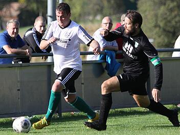 Christian Kuschnig (l.) ist der neue Trainer des FC Thuisbrunn. Als eines von sieben neuen Teams in der Liga will er mit seiner Truppe den Klassenerhalt erreichen.  Foto: Uwe Kellner