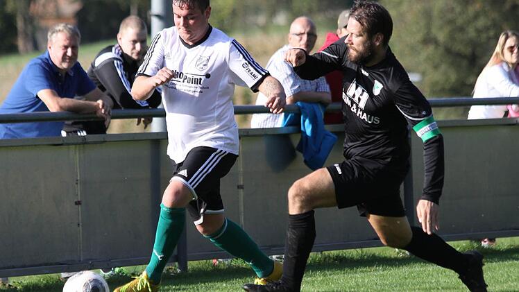 Christian Kuschnig (l.) ist der neue Trainer des FC Thuisbrunn. Als eines von sieben neuen Teams in der Liga will er mit seiner Truppe den Klassenerhalt erreichen.  Foto: Uwe Kellner