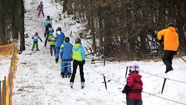 Der kleine Lift befördert die Skifahrer den Hang hinauf. Fotos: Matthias Einwag