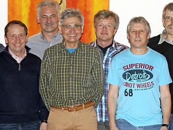 Franz Mairoser (vierter von links) ist der neue Vorsitzende des ASC Marktrodach - hier Mairoser mit seinem Team sowie Bürgermeister Norbert Gräbner (zweiter von links). Foto: Heike Schülein
