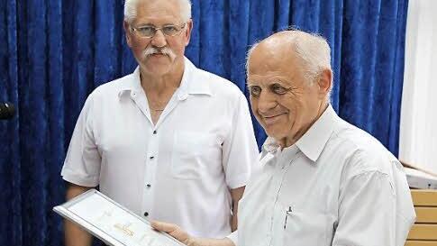 Hans Häfner (l.) ehrt Heinz Ulm.
