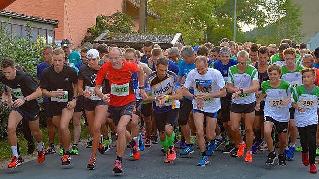 Angef&uuml;hrt von Martin Grau und Felicity Milton (vorne, 2. und 3. v.l.) wagten sich 370 Teilnehmer auf die zehn bzw. 6,6 Kilometer lange Strecke. Fotos: Picturedreams