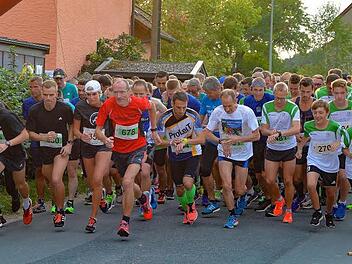 Angeführt von Martin Grau und Felicity Milton (vorne, 2. und 3. v.l.) wagten sich 370 Teilnehmer auf die zehn bzw. 6,6 Kilometer lange Strecke. Fotos: Picturedreams